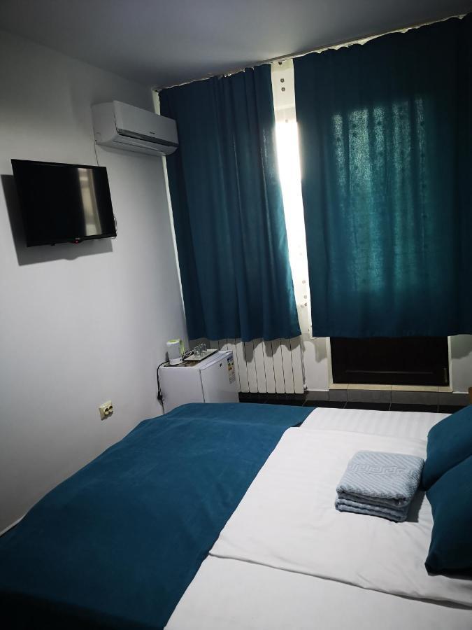 Pensiunea Mikelis International Hotel Curtea De Arges Bagian luar foto