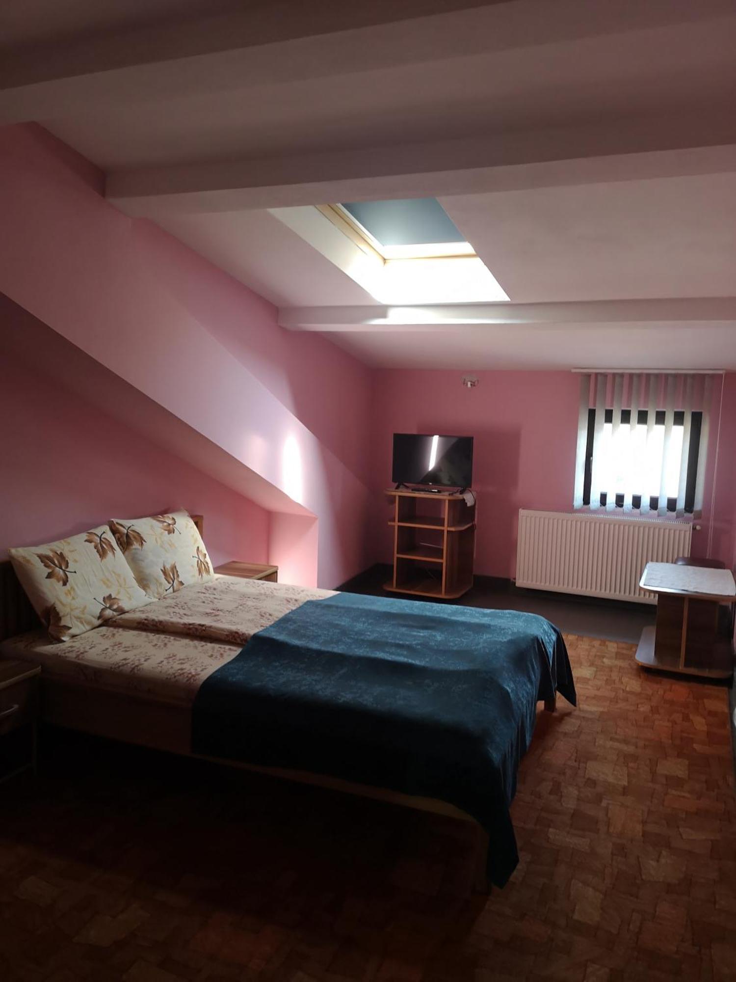 Pensiunea Mikelis International Hotel Curtea De Arges Bagian luar foto