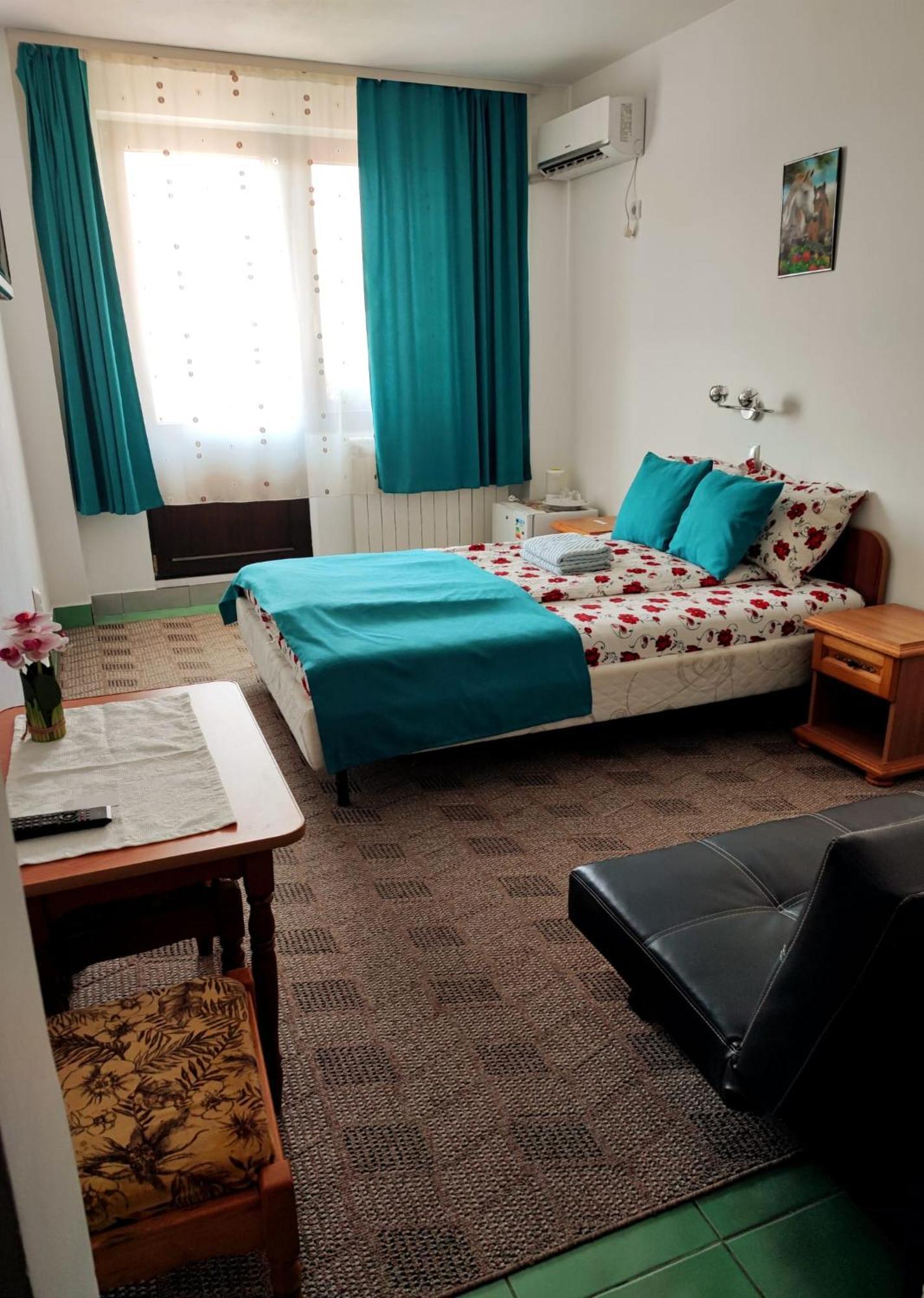 Pensiunea Mikelis International Hotel Curtea De Arges Bagian luar foto